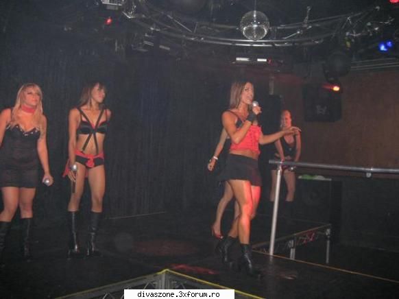 Eve canta intr-un club - sunt ff sigura ca e ...dati mai pe la sf - Altele